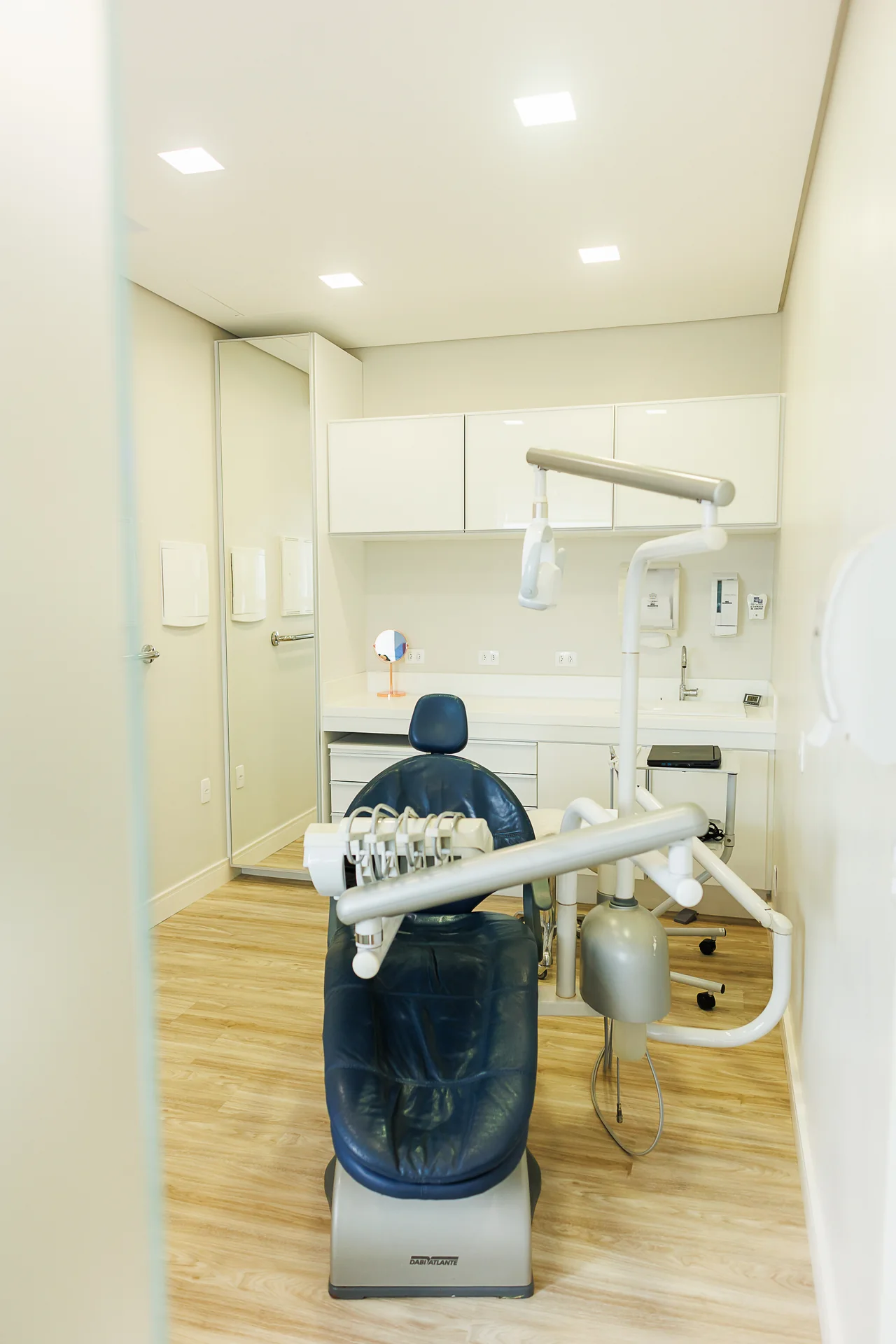 Consultório 1 em ângulo clínico com estrutura ergonômica completa