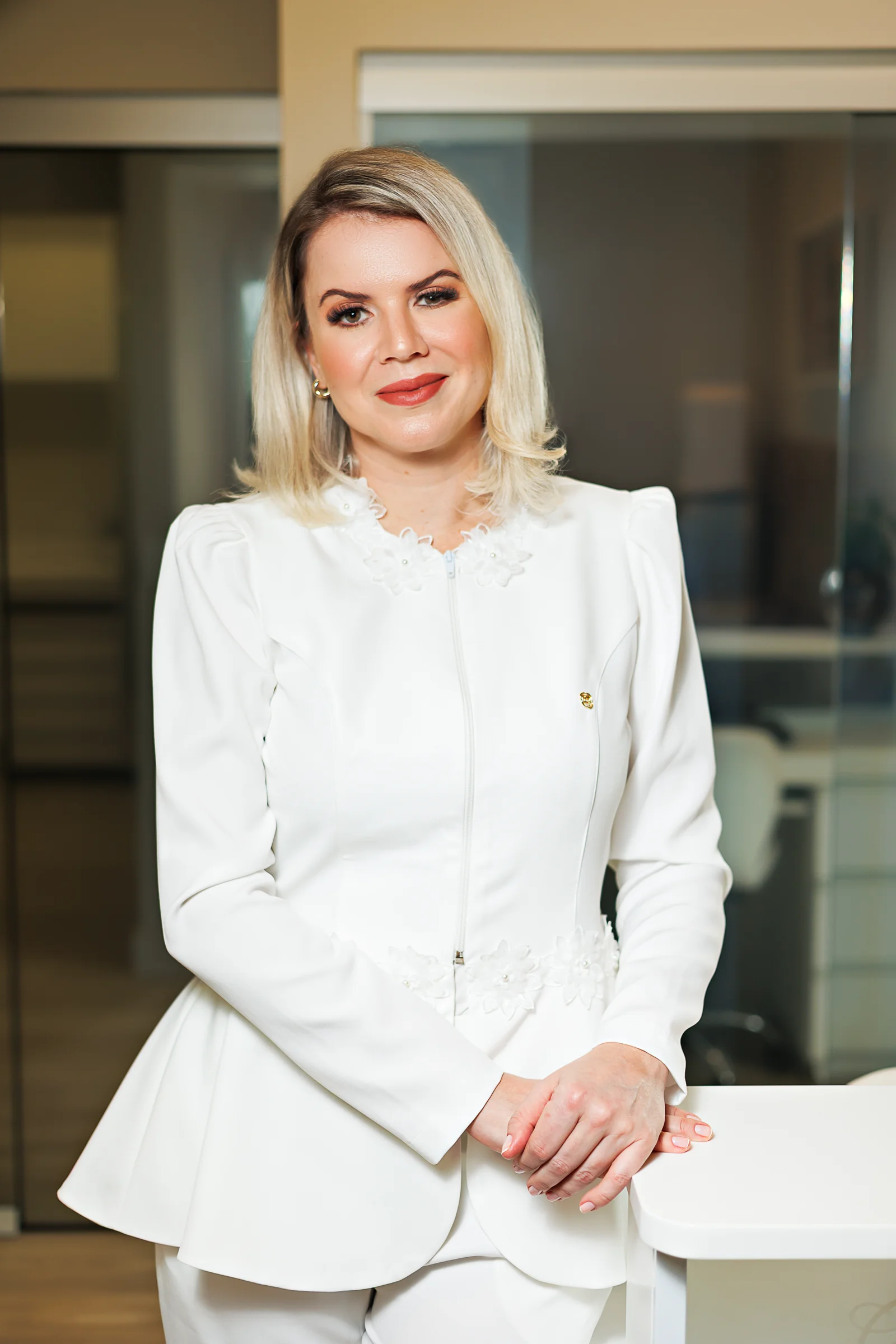 Dra. Sara Michelon em retrato profissional de autoridade