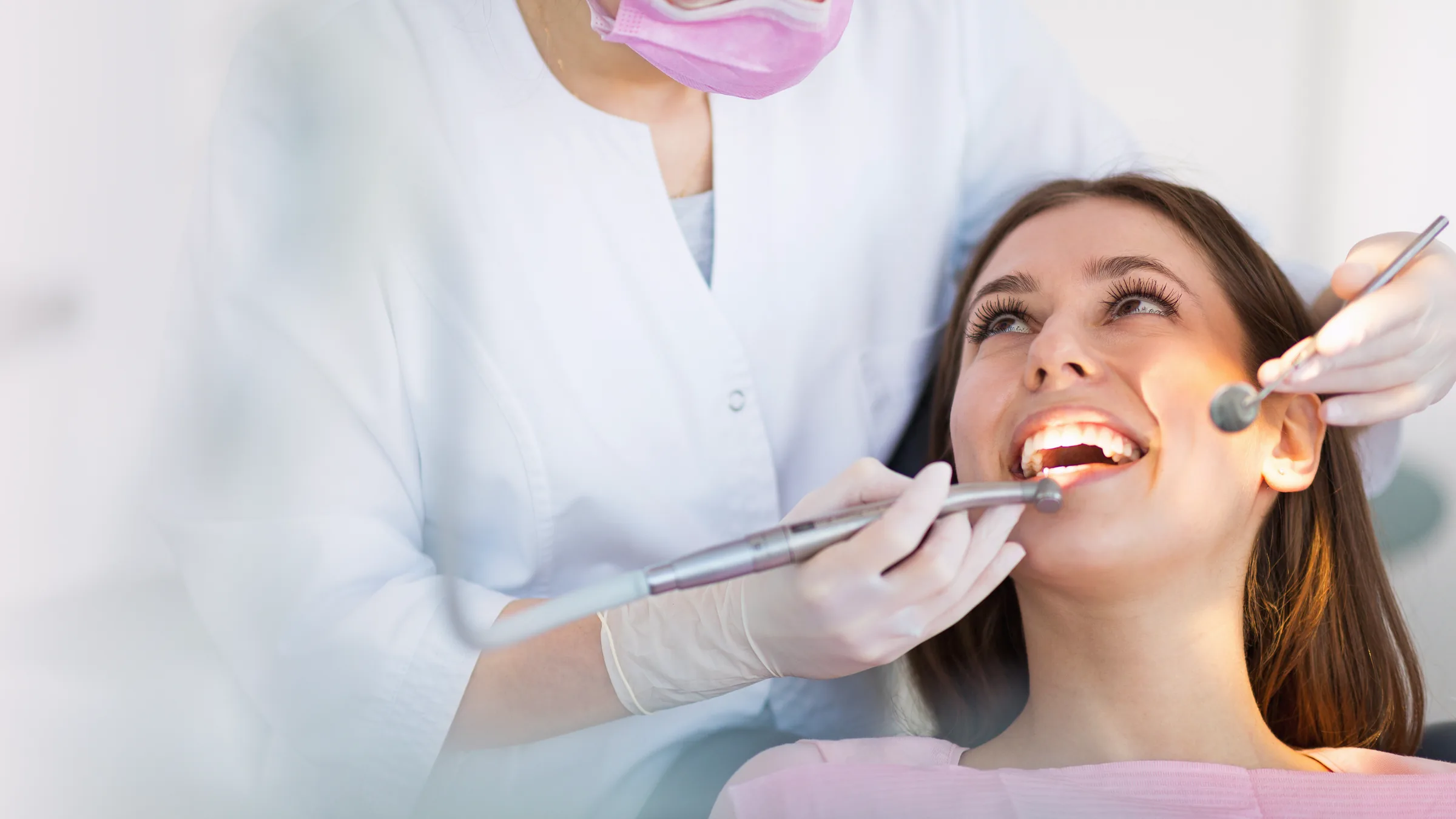 Paciente sorrindo durante atendimento odontológico